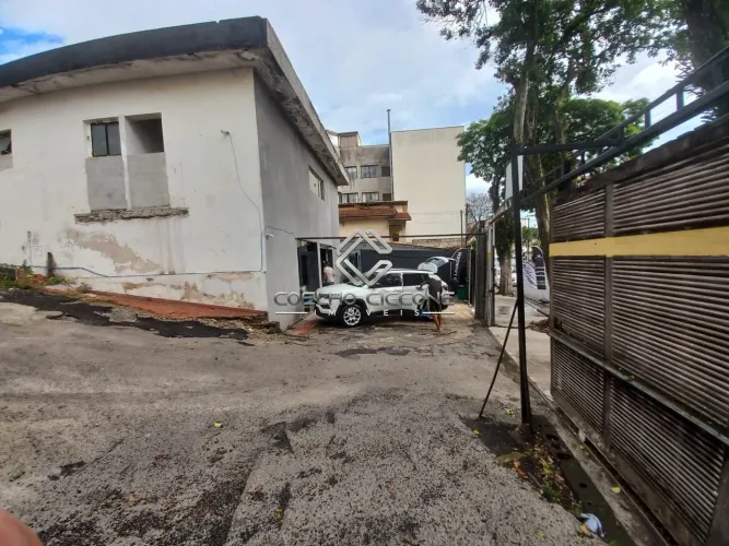 Terreno com uma dimensão de 20 x 54,35 com 5 casas, á Venda R$3.500.000,00.