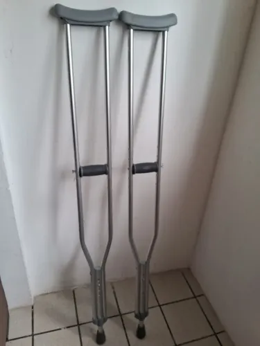 Vendo um par de Muleta Alumínio  (semi-nova)