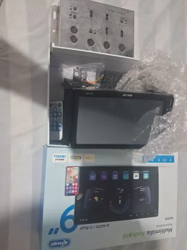Um aparelho de DVD automotivo tem um crosover também 