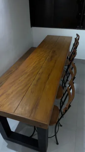 Mesa de madeira para área externa