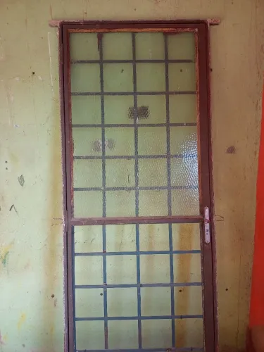 Vende se porta em ótimo estado de conservação.