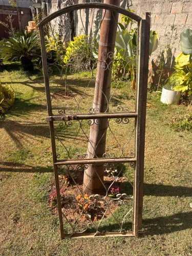 Portãozinho em ferro maciço antigo
