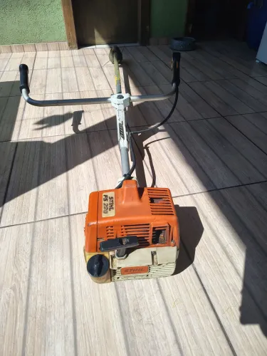 Roçadeira FS 220 still