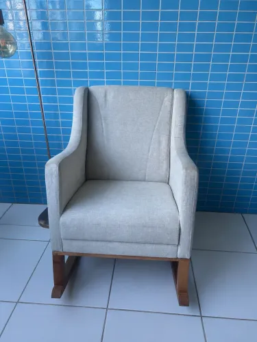 VENDO Poltrona de Balanço Estofada - Cinza Claro / Madeira