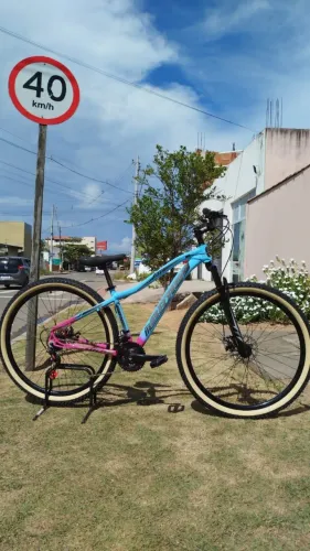 BICICLETA BRRB FEMININA 21 VELOCIDADES FREIO A DISCO MECANICO.