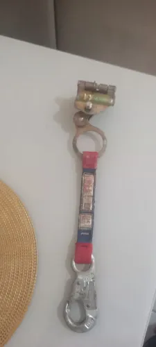 Mosquetão trava queda