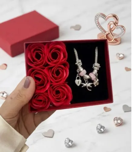Kit Pulseira Berloque Com Pingentes 6 Rosas + Caixa Eu Te Amo e Sacola Presente