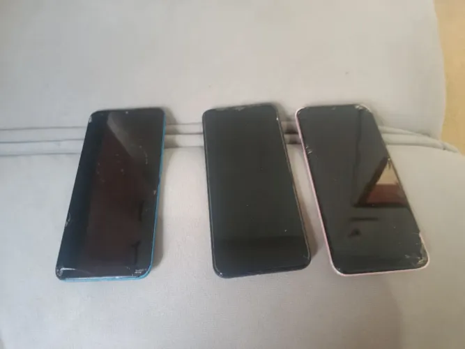 Três moto g com defeito 