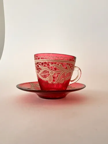 Xícara com Pires em Vidro Cranberry com Esmalte Branco ? Estilo Boêmio Vitoriano