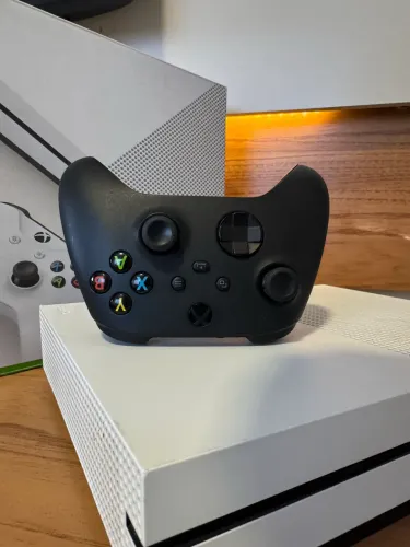 Xbox one s - 500gb - mídia física e digital + controle do series x/s ?