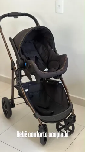 Carrinho de bebê com Moisés