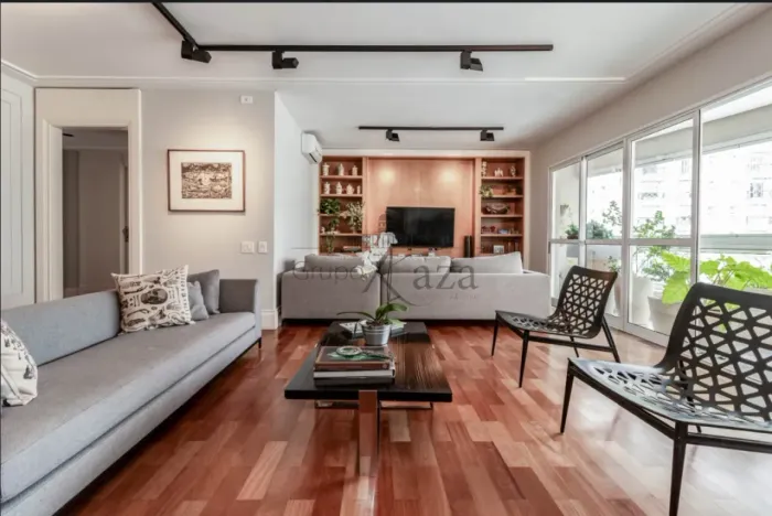 Apartamento - Vila Nova Conceição - 2 Suítes - 190m².