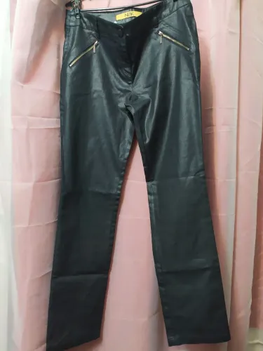 Calça skinni feminina cor preto acetinado bem estilosa nunca usada brechó desapego tam 40