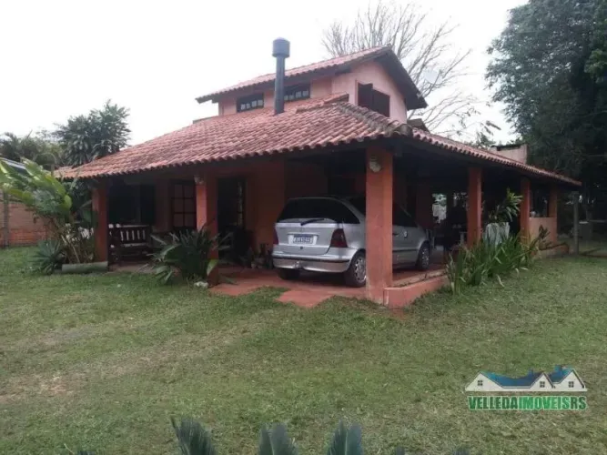 Velleda oferece excelente sítio com excelente casa em condomínio fechado, Águas Claras