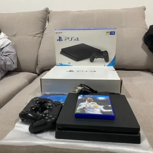 PS4 Slim 1TB + 2 controles (com drift) + FIFA 18