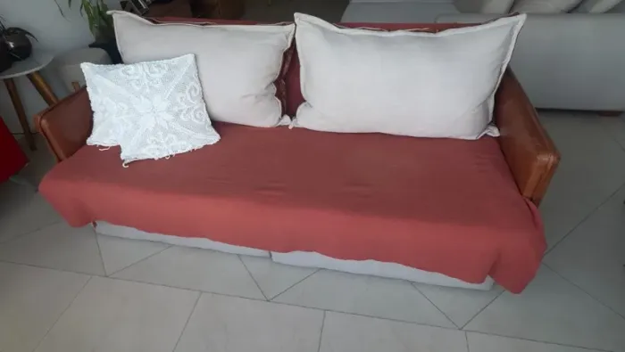 Sofá reclinavel e retrátil, de linho e couro, com bau box