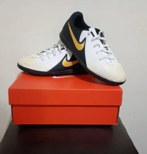 CHUTEIRA FUTSAL NIKE PHANTOM TAMANHO 36 SEMI NOVA ACOMPANHA CAIXA 