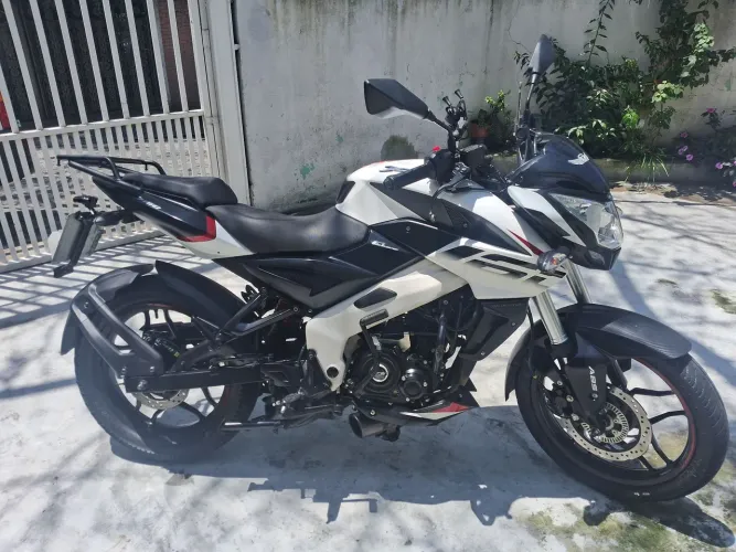 VD. MOTO DOMINAR BAJAJ 160, EM ÓTIMO ESTADO DE CONSERVAÇÃO, ANO 2023, $ 12.500