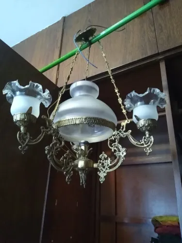 Lustre de bronze com cúpulas trabalhadas