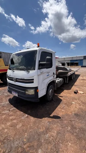 Caminhão plataforma VW 13.180 delivery