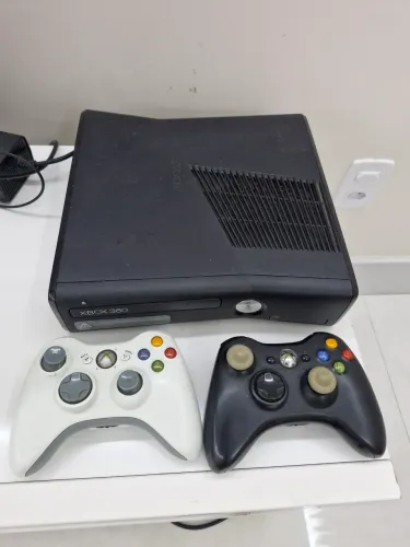 Xbox 360 desbloqueado com 2 controles originais