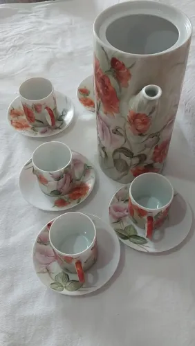 Conjunto Bule de Café, Pires e Xícara Pintadas a Mão Padrão Floral Tons de Laranja e Lilás