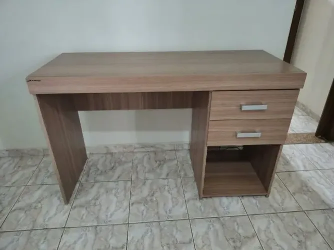 Excelente escrivaninha com gavetas e porta-objetos