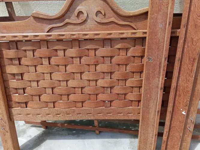 Cama de madeira de casal