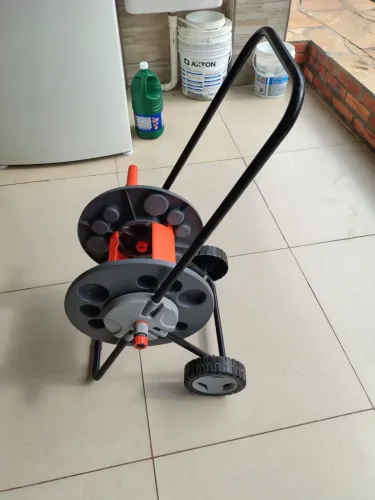 Carrinho enrolador de mangueira