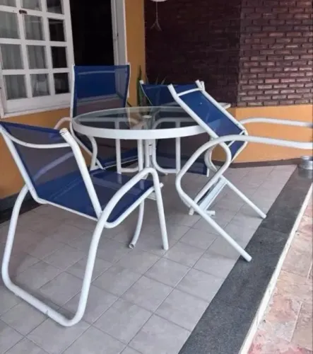 CONJUNTO DE PISCINA TELA AZUL - MESA COM TAMPO DE VIDRO + 4 CADEIRAS + 2 ESPREGUIÇADEIRAS