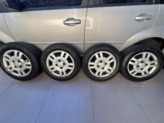 Jogo de Rodas aro 14 Ford 4x108 de ferro com pneus 185/65 R14, calotas e porcas.