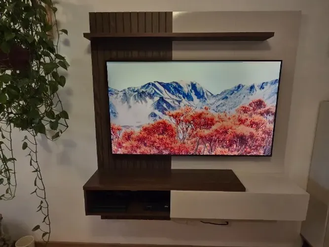 Painel suspenso para TV de até 65 polegadas