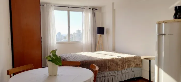 Alugo excelente kitnet localizada no coração de Curitiba (Centro)