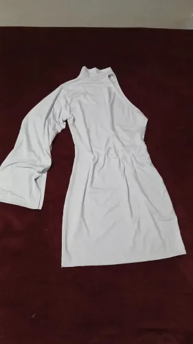 Vestido de gola alta de um ombro so