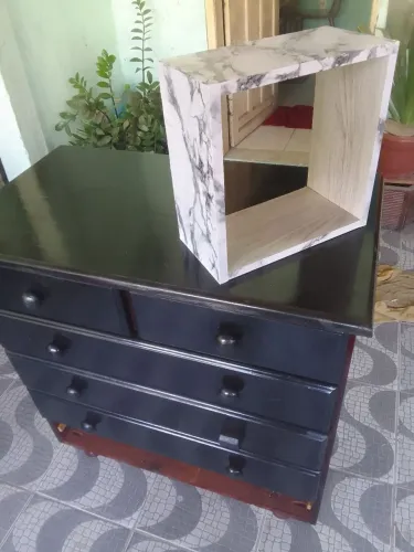 Cômoda de madeira com 5 gavetas + nicho 