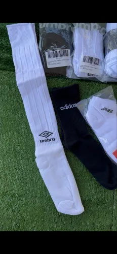 MEIÃO DE FUTEBOL UMBRO PRETO E BRANCO