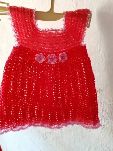 Vestido de crochê de 0 a 3 meses . 