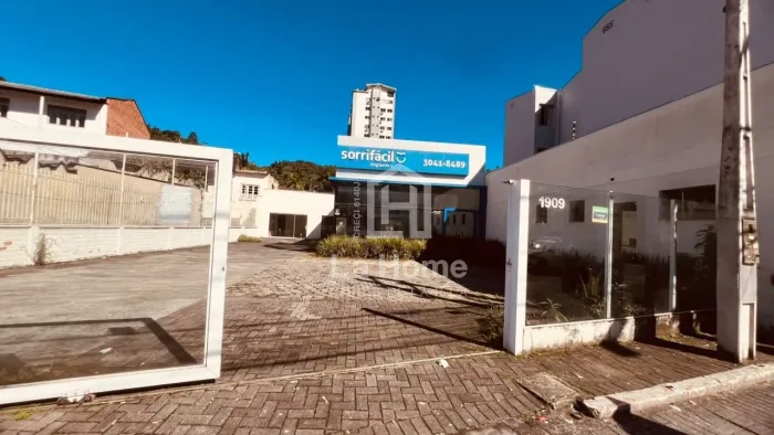 Sala comercial com 200m² para locação no Centro de Blumenau