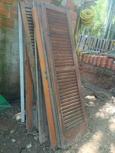 VENDO PORTAS DE MADEIRA COM 2 PARTES
