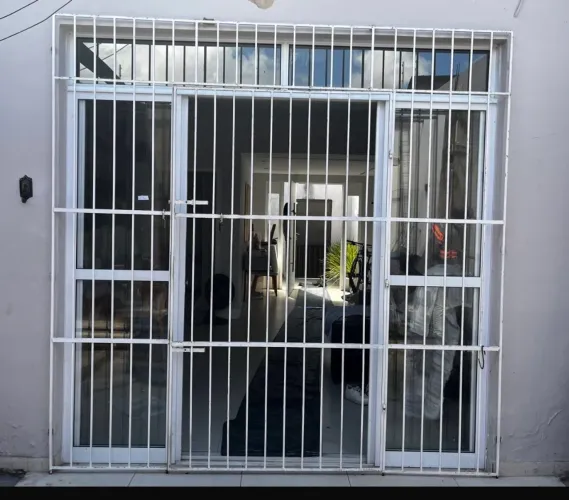 Porta em alumínio com vidro e grade