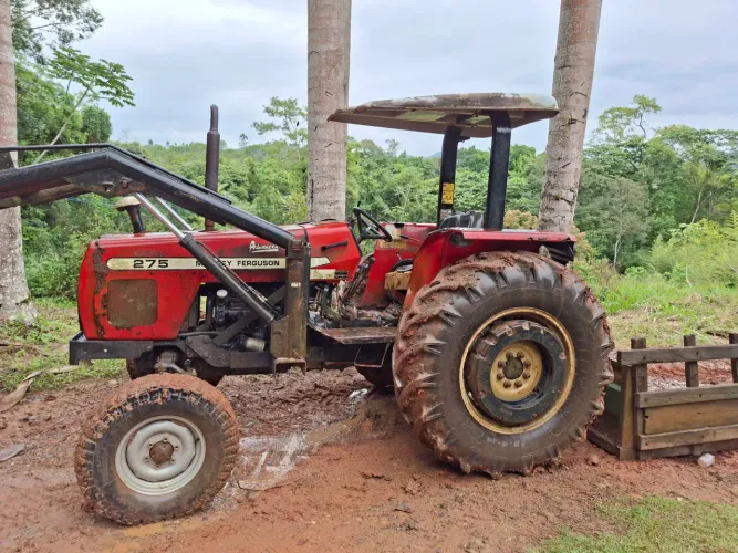 Trator Massey Ferguson 275 com pá carregadeira hidráulica