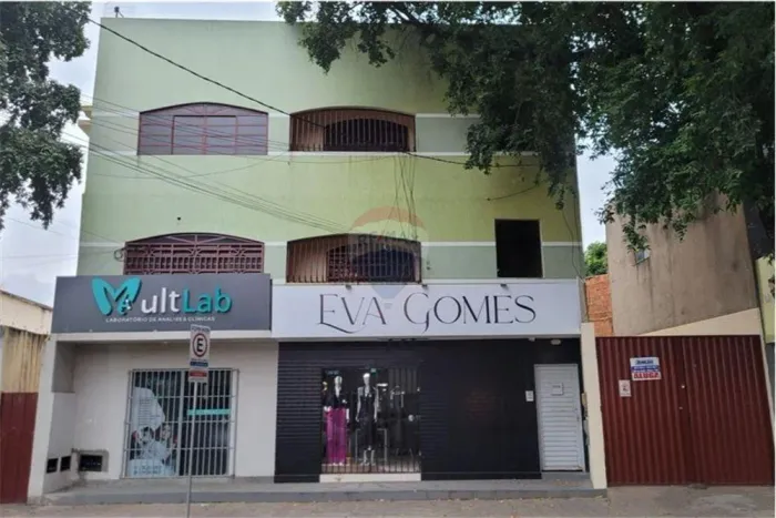 PRÉDIO DE TRÊS PAVIMENTOS COMERCIAL OU RESIDENCIAL A VENDA NO CENTRO DE BARREIRAS