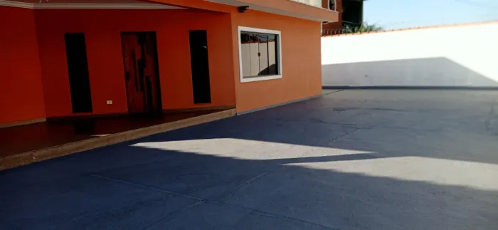 Casa de vila à Venda, com 3 quartos, sendo 1 suíte e 20 vagas de garagem no Jardim Diogo,
