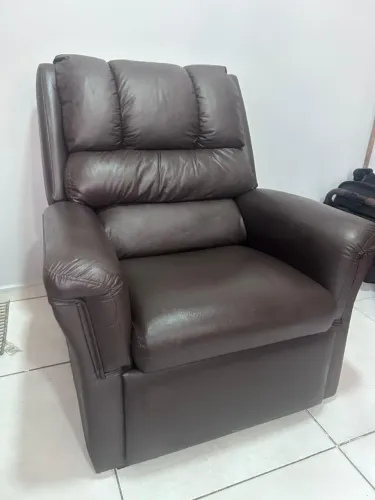 POLTRONA RECLINÁVEL SEMINOVA - SUPER CONFORTÁVEL