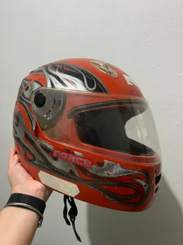 Vendo Capacete vermelho