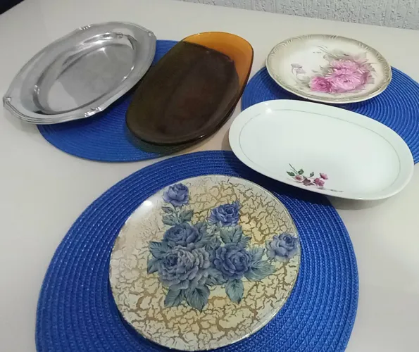 Kit com travessa e pratos.