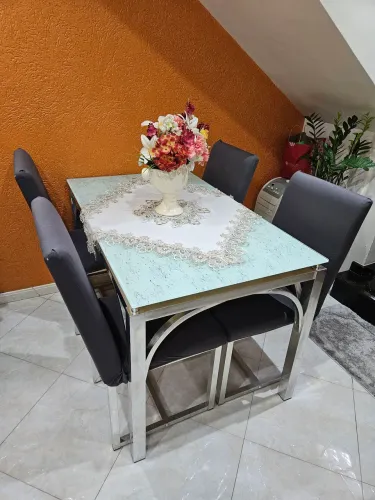 Mesa de jantar e 4 cadeiras