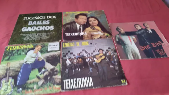 Vendo 5  LP discos de vinil antigos Não tenho como testar Não tenho toca disco 