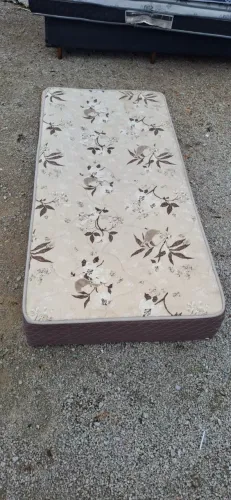 Base de cama branca e marrom, estampada, em bom estado.
