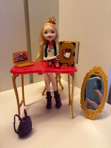 Boneca Apple White Back to School / Ever After High